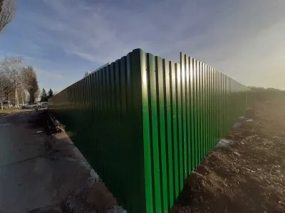 Шокуючий вандалізм за зеленим парканом біля податкової у Вінниці (Відео)