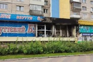 13 пожарных тушили горевший ночью магазин "Обувной бум"