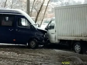 У Вінниці під мостом маршрутка зіштовхнулася з вантажівкою. Постраждали пасажири (Фото+Відео)
