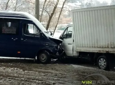 У Вінниці під мостом маршрутка зіштовхнулася з вантажівкою. Постраждали пасажири (Фото+Відео)