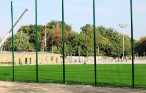 На стадіоні по Хмельницькому шосе почали стелити штучне покриття