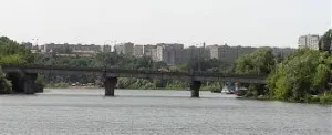 Біля Староміського мосту в річці виявили тіло чоловіка