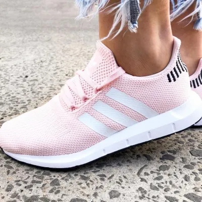 Женские кроссовки от бренда Adidas