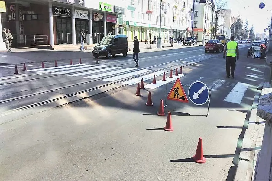 На дорогах Вінниці почали відновлювати дорожню розмітку