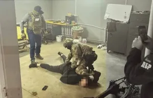 Сина посадовця Вінницького ТЦК затримали за вимагання двадцяти тисяч доларів