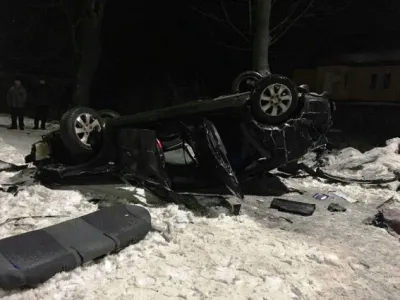 Вночі на Київській "КІА" в'їхала у стовп та перекинулась. Є загиблі