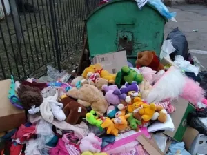 На мусорнике возле детдома в Виннице обнаружили гору мягких игрушек: в сети волна возмущения