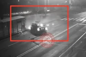 П'яний водій на Skoda зніс світлофор і зупинку у Вінниці