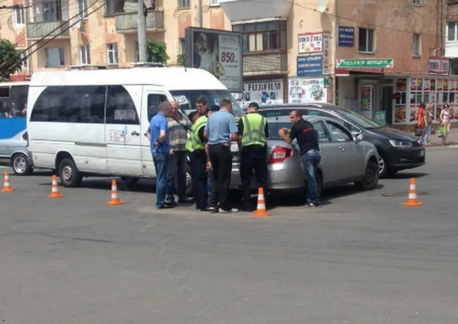 У Вінниці маршрутка з пасажирами протаранила легковик