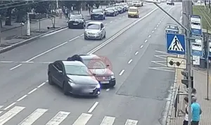 У Вінниці на Пирогова автомобіль в'їхав у металевий паркан на зупинці