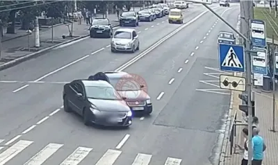 У Вінниці на Пирогова автомобіль в'їхав у металевий паркан на зупинці
