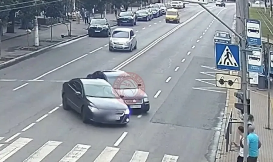 У Вінниці на Пирогова автомобіль в'їхав у металевий паркан на зупинці