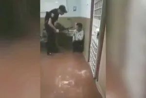 «Ти тут сидиш нах*й. Ти поняв?!»: поліцейський бив чоловіка кийком та змусив присідати