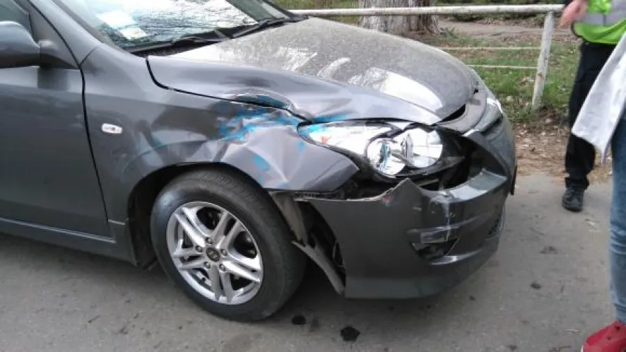 ДТП на Хмельницькому шосе: автомобіль “КІА” в’їхав у трамвай