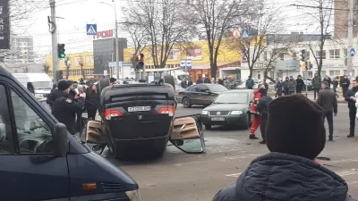 На Вишеньці зіткнулися дві іномарки: BMW перекинулася на дах