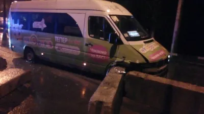 На Київському мосту маршрутка потрапила в аварію