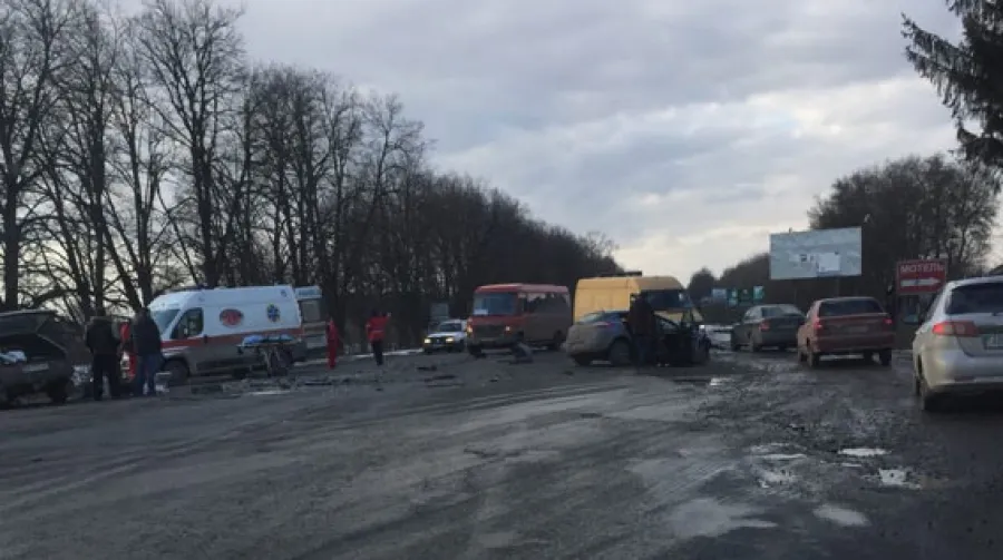 Біля Вінниці сталось лобове зіткнення автомобілів «Renault» та «ВАЗ»