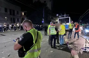 У Вінниці слідчі працюють на місці автотрощі за участю тролейбуса та 5 легковиків