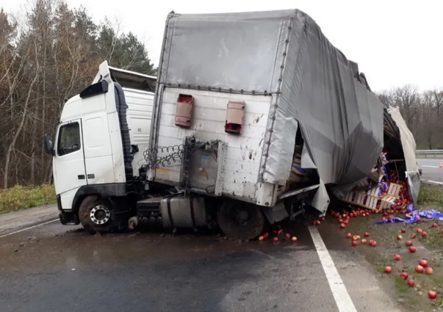 На Вінниччині посеред дороги розірвало фуру з яблуками