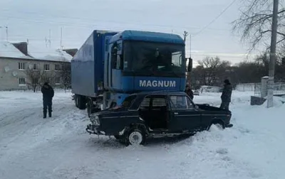 На Вінниччині вантажівка в’їхала в легковик. Трьох людей госпіталізували