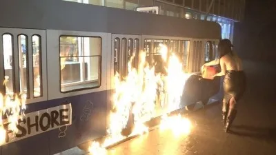 У Вінниці гола активістка «Femen» спалила декорації магазину «Roshen» (Відео)
