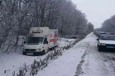 На Вінниччині поліцейські разом з військовими допомогли водію витягти автомобіль з кювету