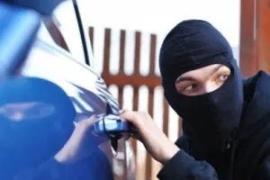 Неповнолітній викрав з авто вінничанина 900 доларів США
