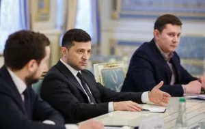 Зеленский требует продавать маски по доступным ценам в каждой аптеке