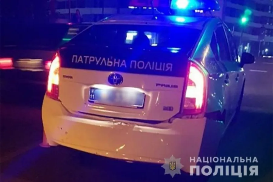 У Вінниці патрульні допомогли доїхати до лікарні авто, в якому не дихав хлопчик, за 4 хвилини (Відео)