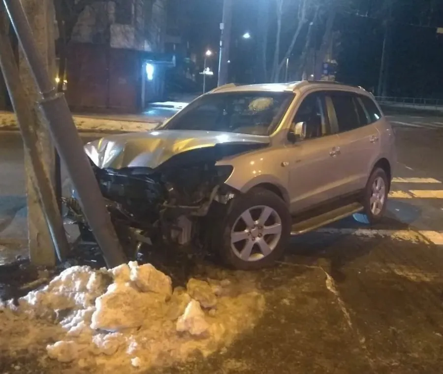 У Вінниці водій іномарки тікав від поліції і в’їхав в стовп