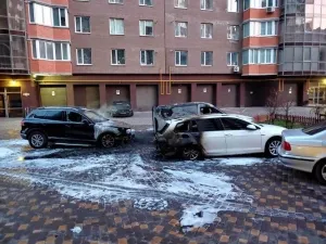 Біля «Набережного кварталу» горіли 4 автомобілі – поліція розслідує підпал (ВІДЕО)