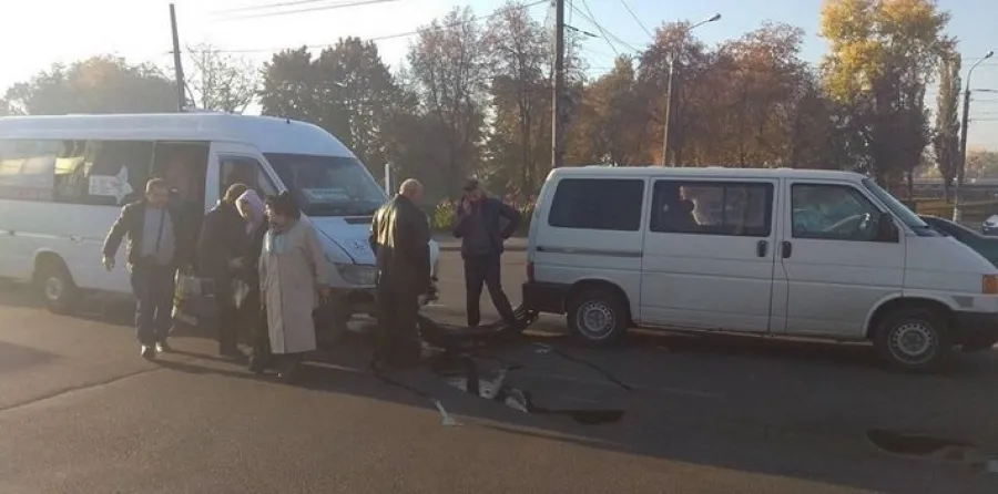 У Вінниці повна людей маршрутка зіштовхнулась із двома автомобілями