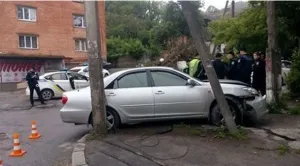 У Вінниці п’яний водій «Тойоти», тікаючи від патрульних, влетів у стовп