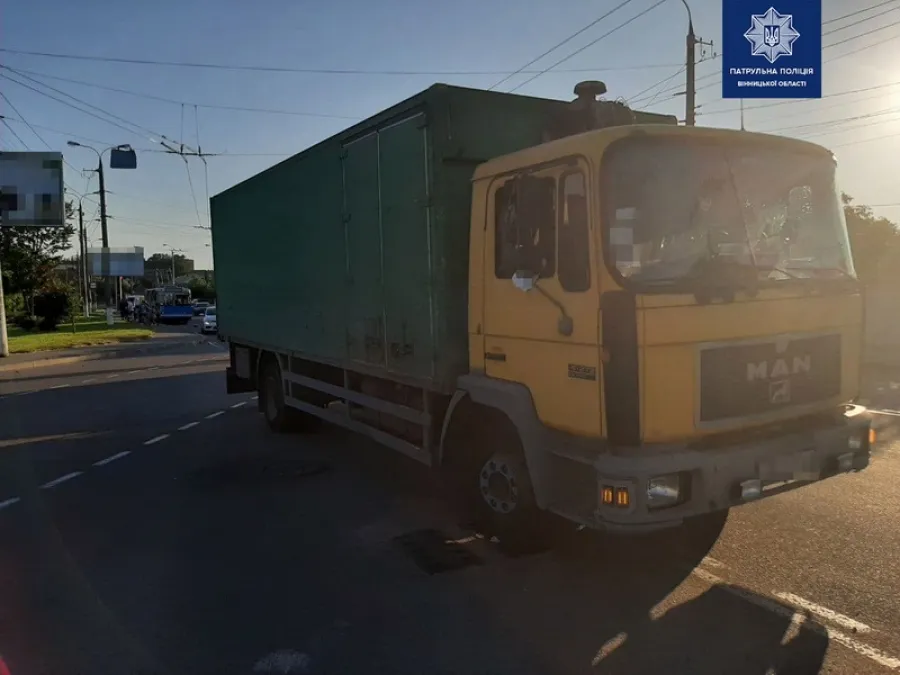 У Вінниці п'яний водій вантажівки в'їхав у тролейбус