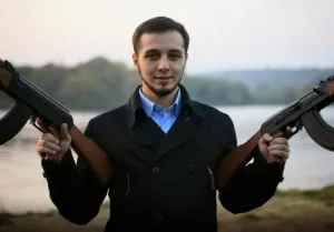 Экс-винницкий “революционер” Хорт порезал портреты Шевченко в киевском метро (Видео)