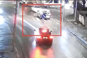 У Вінниці водій автомобіля FORD збив дорожній знак