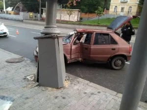 На Соборній автомобіль влетів у електроопору (Відео)