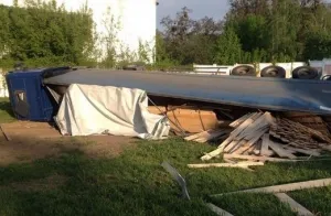 У Вінниці перекинулась вантажівка з дошками. Водій заснув за кермом