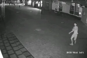 Невідомий чоловік розбив вхідні двері вінницького апеляційного суду (Відео)