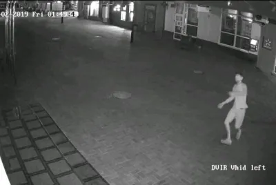 Невідомий чоловік розбив вхідні двері вінницького апеляційного суду (Відео)