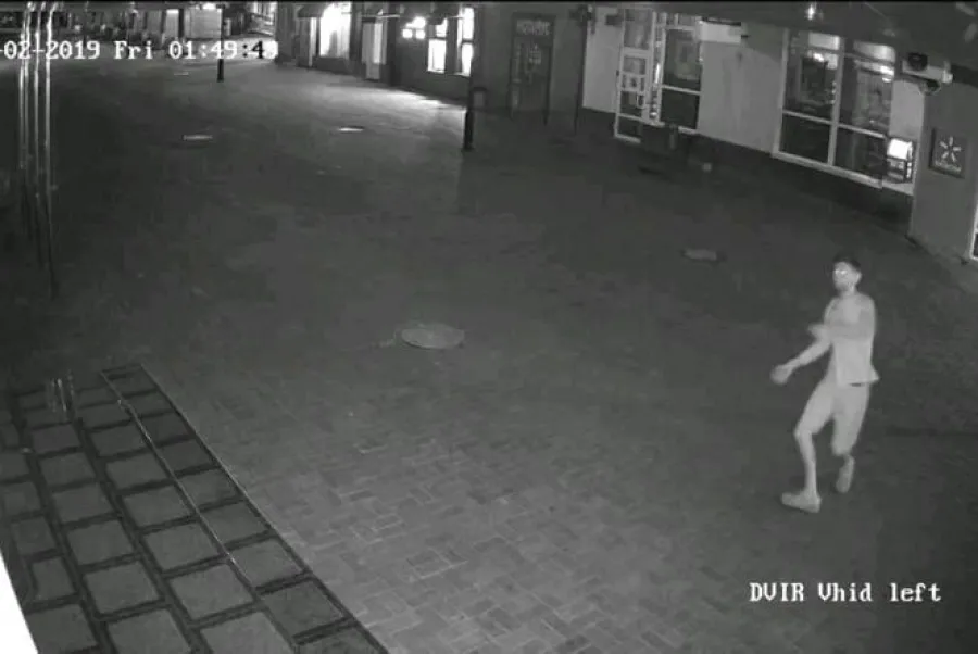 Невідомий чоловік розбив вхідні двері вінницького апеляційного суду (Відео)