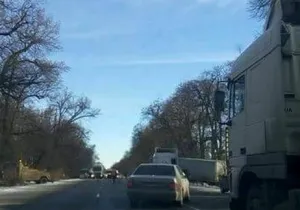 На Вінниччині вантажівка злетіла в кювет, утворився затор