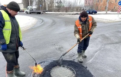 Ями на дорогах у Вінниці «закривають» холодним асфальтом