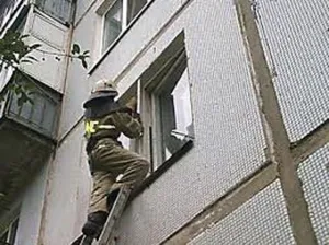 У Вінниці хвора пенсіонерка не змогла відчинити двері квартири, де витікав газ