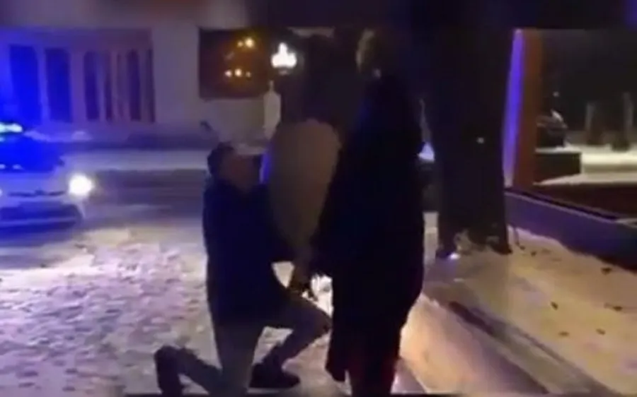 Хлопець використав поліцейське авто, щоб освідчитись коханій (Відео)